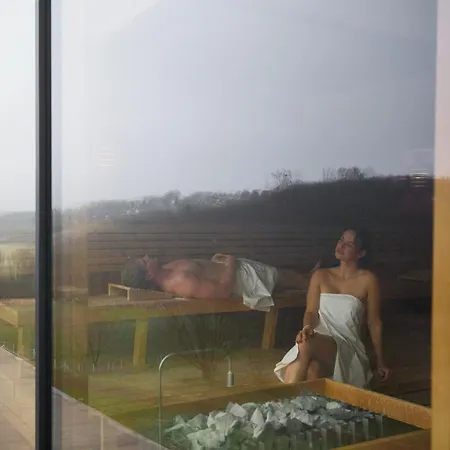 Essence Pogány